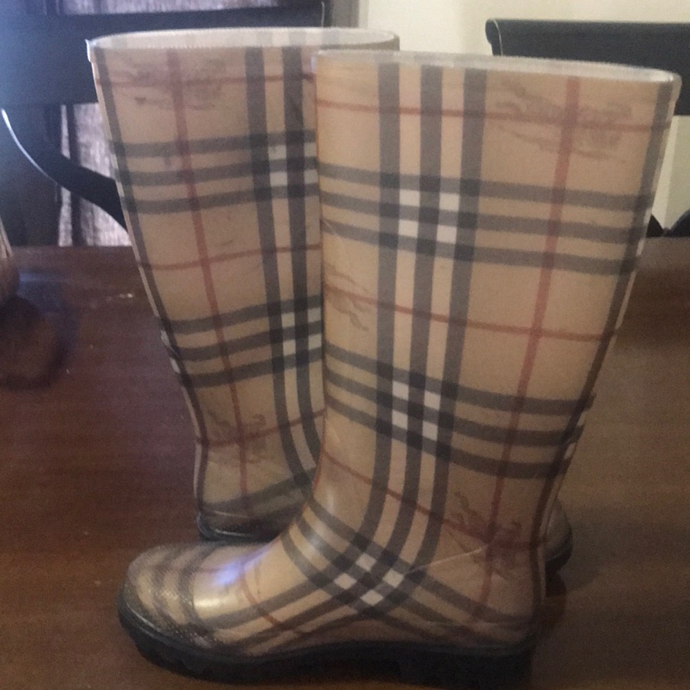 ❌SOLD on MERC❌Burberry rain boots!!